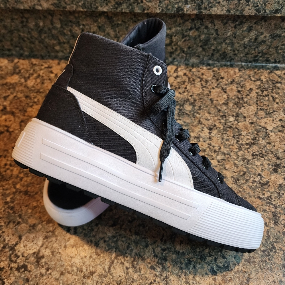 Women's Puma Kaia 2.0 Mid Top Sneakers, Size 9.5